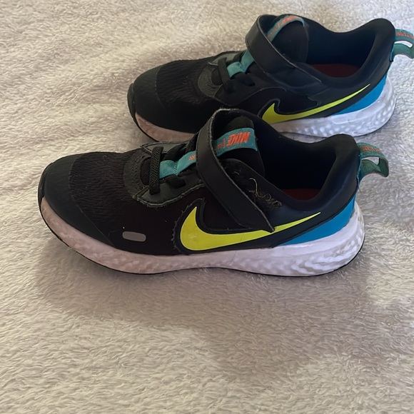 Nikes - Picture 2 of 5